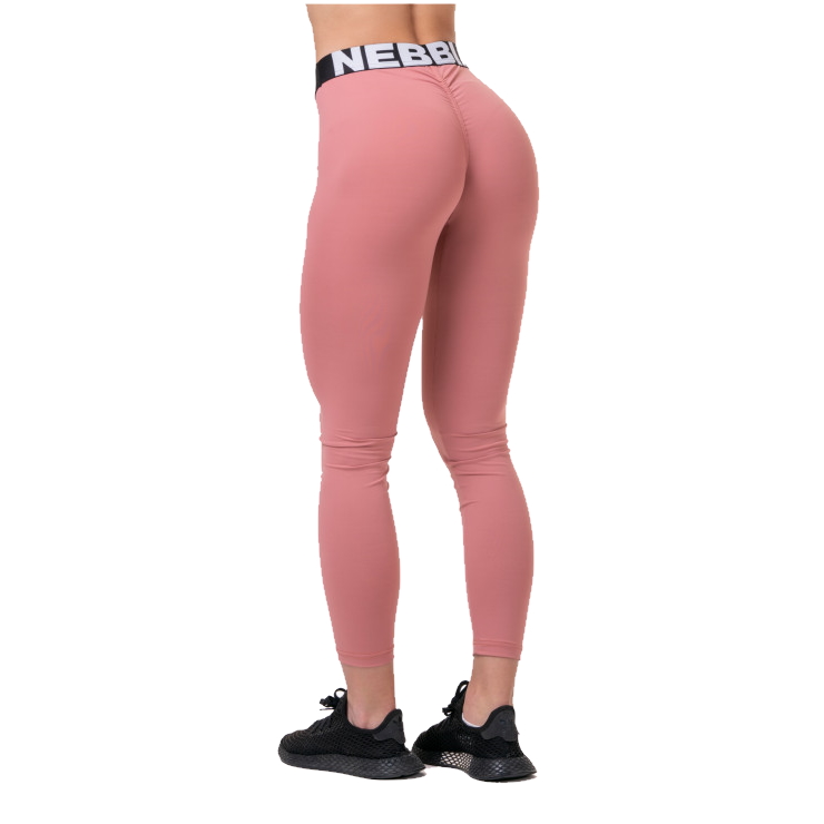 Dámské legíny se středním pasem Nebbia Squat Hero Scrunch Butt 571  Old Rosse  M.

Klasický minimalistický design a vlastnosti orientované na výkon - perfektní kombinace pro ten nejlepší zážitek z tréninku!


	funkční rychleschnoucí materiál, který odvádí pot
	originální sportovní design se středně vysokým pasem
	srunch butt efekt
	důmyslné prošívání
	neodmyslitelná NEBBIA guma v pase
	silikonová N pro udržení legín na svém místě
	pružný elastický materiál, který neprosvítá
	odolný proti oděru
	složení: 80% polyamid, 20% elastan


 
Velikostní tabulka: 


	
		
			Velikost
			Obvod pasu
			Obvod boků
		
		
			XS
			57 – 76 cm
			82 – 102 cm
		
		
			S
			59 – 78 cm
			86 – 106 cm
		
		
			M
			61 – 82 cm
			90 – 110 cm
		
		
			L
			65 – 86 cm
			94 – 114 cm