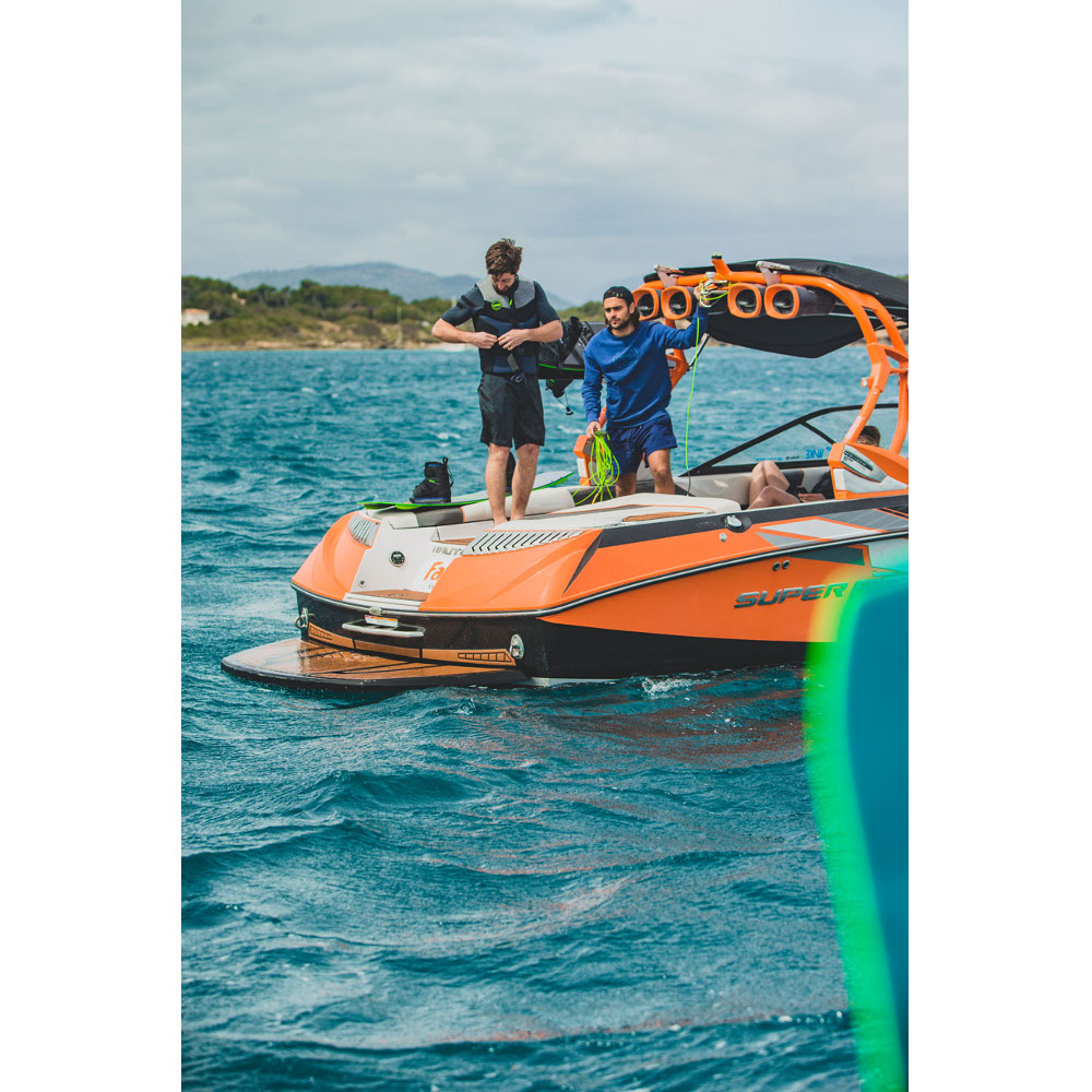 Pánské kraťasy JOBE Boardshorts  Midnight Blue  S.

Kraťasy díky svému střihu skvěle padnou a praktická šňůrka je udrží na svém místě.


	rychleschnoucí kraťasy z pohodlného strečového materiálu
	zvýšená ochrana proti UV záření
	velmi lehké
	stahovací šňůrka v pase
	moderní střih
	k vodě i pro běžné nošení
	materiál: 86 % polyester, 14 % spandex



Tabulka velikostí:


	
		
			Velikost
			S
			M
			L
			XL
		
		
			Obvod pasu (cm)
			84 - 88
			88 - 92
			92 - 96
			96 - 100
		
		
			Obvod boků (cm)
			94 - 98
			98 - 102
			102 - 106
			106 - 110