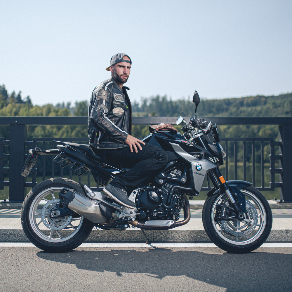 Kožené moto rukavice W-TEC Dahmer  světle hnědá  M.

Při výrobě rukavic byl nicméně kladen důraz na všechna kritická místa, která jsou proto chráněna zdvojenou vrstvou kůže a mají dvojité prošití.

Upínání na suchý zip a elastické prvky zajistí, že rukavice skvěle přilnou k ruce.


	elegantní kožené rukavice v retro stylu
	poddajný, jemný materiál
	skrytý protektor hřbetních kloubů prstů
	zdvojená vrstva na dlani pro zpevnění
	dvojité švy na kritických místech
	zapínání na suchý zip, manžeta s embosovaným logem W-TEC
	dekorativní kovové logo W-TEC za zápěstím
	elastický panel u zapínání
	strečový žebrovaný panel na zápěstí
	prodloužení pro jednoduché navlékání rukavic
	úprava na konci ukazováčku a palce pro ovládání dotykových zařízení
	tmavě hnědá varianta s jemnou ventilační perforací na svrchní části rukavice
	materiál: 90% pravá kůže, 10% syntetická kůže (vnější), polyester (podšívka)
Velikostní tabulka (rozměry rukavic):


	
		
			 
			Obvod dlaně (cm)
			Délka po zápěstí (cm)
			Celková délka (cm)
		
		
			S
			20
			18,5
			22,5
		
		
			M
			20,5
			19
			23
		
		
			L
			21
			19,5
			23,5
		
		
			XL
			22
			20
			24
		
		
			XXL
			23
			20,5
			24,5
		
		
			3XL
			24
			21
			25