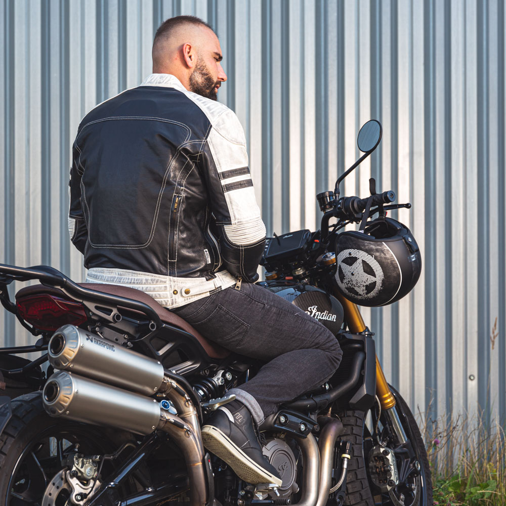 Pánská kožená bunda W-TEC Esbiker  černá s bílými pruhy  5XL.

Ventilaci, která není u kožených bund pravidlem, najdete na bocích bundy a využijete ji především v horkých dnech.

Další pozitivum je vysoký počet kapes, který z bundy dělá hodně praktický kousek.

Bunda samotná je vyrobena z krásně měkké, poddajné ovčí kůže, spolu s jemnou vnitřní polyesterovou podšívkou nabízí příjemný pocit při nošení a její ergonomický střih zaručuje komfort v jakékoliv jízdní pozici.

Kožená bunda W-TEC Esbiker je skvěle vybavená a zároveň také stylová 