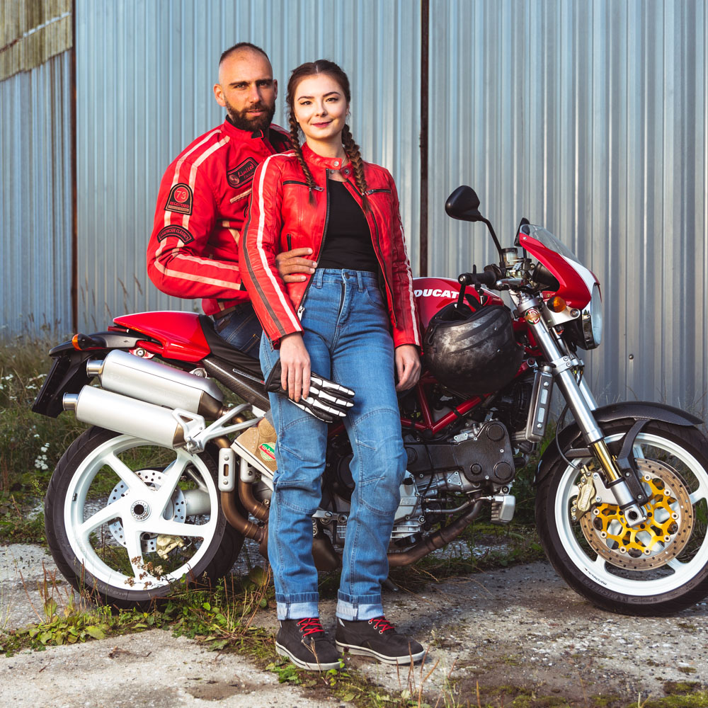 Moto rukavice W-TEC Classic  White Bones černá  3XL.

kožené rukavice v retro stylu
poddajný, jemný materiál
dvojité švy na kritických místech
zdvojená vrstva na dlani a v oblasti úchopu palce
komfortní vnitřní výstelka
zapínání na suchý zip
dekorativní prvky
prostorové logo W-TEC na zapínání
materiál: vnější: telecí kůže, podšívka: polyester
Velikostní tabulka (rozměry rukavic):



 
Obvod dlaně (cm)
Délka po zápěstí (cm)
Celková délka (cm)


S
20
17
22


M
20,5
17,5
22,5


L
21
18
23


XL
21,5
18,5
24


XXL
22
19
25


3XL
22,5
19,5
26