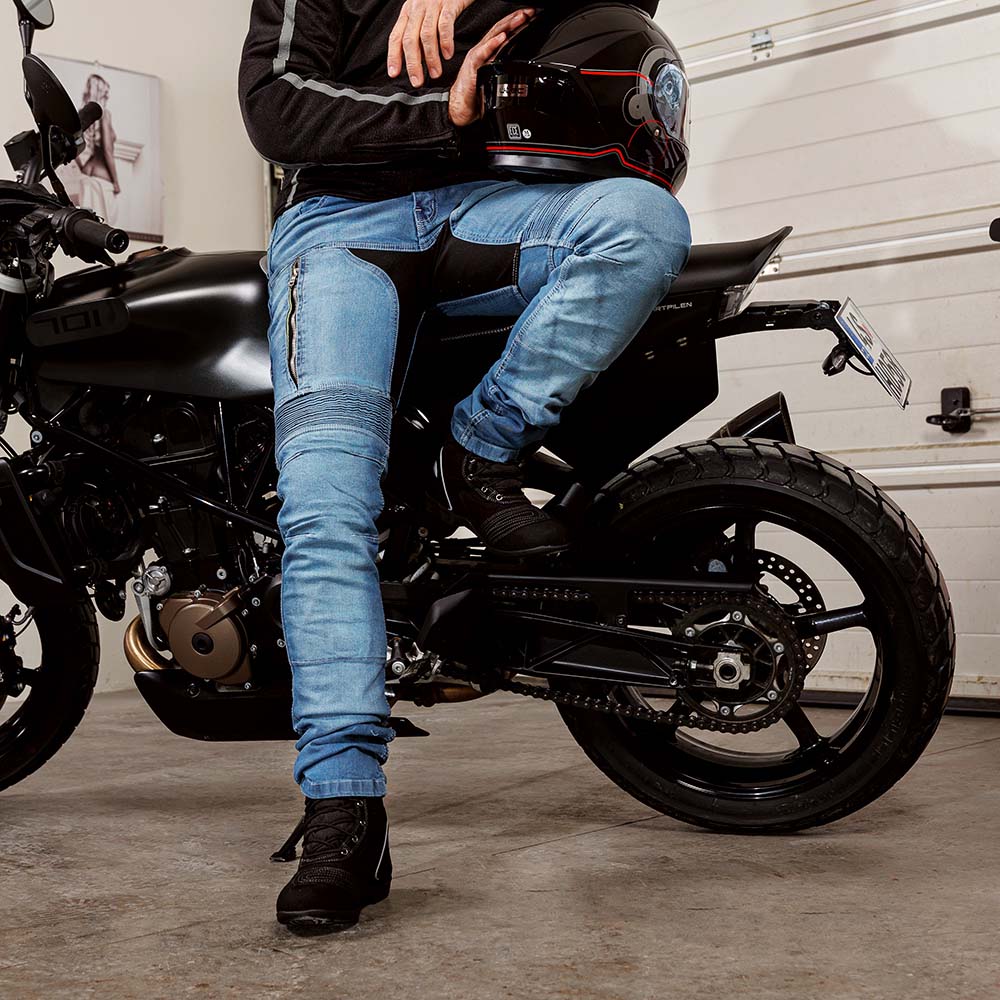 Pánské moto jeansy W-TEC Grandus EVO  modrá  36.

Velké množství kapes je možno využít jako praktický úložný prostor pro drobnosti.

Pánské moto jeansy W-TEC Grandus EVO jsou skvělou kombinací bezpečnosti, pohodlí a stylu.


	vysoký pas v bederní oblasti
	žebrované strečové panely v oblasti kolen
	elastický a prodyšný materiál v oblasti třísel
	uzavíratelné ventilační otvory na oblasti stehen
	vyjímatelné CE chrániče boků a kolen, úroveň ochrany 2
	kovové YKK zipy
	2 přední kapsy
	2 přední kapsičky na mince
	2 zadní kapsy
	krátký hrubý zip na propojení kalhot s bundou (kombinéza)
	poutka na pásek
	trendy obnošený vzhled
	dekorativní prošívání na zadních kapsách
	materiál: vnější: denim (96%), elastan (4%); vnitřní: aramidové vlákno na cca 60% povrchu
	lze prát v pračce
	ideální od jara do podzimu
	vhodné i pro horké letní dny
	po vyjmutí chráničů možnost běžného každodenního použití
	transportní vak s ramenními popruhy součástí balení
Velikostní tabulka (rozměry kalhot):


	
		
			 
			Obvod pasu (cm)
			Obvod boků (cm)
			Celková délka (cm)
			Délka od rozkroku (cm)
		
		
			30
			80
			94
			114
			90
		
		
			32
			84,5
			98
			115
			90,5
		
		
			34
			89
			102
			117
			91
		
		
			36
			93,5
			106
			118
			92
		
		
			38
			98
			110
			119
			93
		
		
			40
			102,5
			114
			110
			94
		
		
			42
			107
			118
			121
			95
		
		
			44
			111,5
			122
			123,5
			96