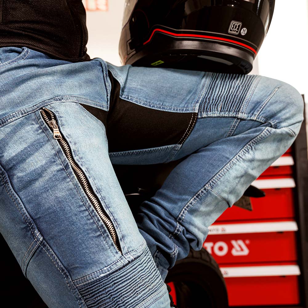 Pánské moto jeansy W-TEC Grandus EVO  modrá  36.

Velké množství kapes je možno využít jako praktický úložný prostor pro drobnosti.

Pánské moto jeansy W-TEC Grandus EVO jsou skvělou kombinací bezpečnosti, pohodlí a stylu.


	vysoký pas v bederní oblasti
	žebrované strečové panely v oblasti kolen
	elastický a prodyšný materiál v oblasti třísel
	uzavíratelné ventilační otvory na oblasti stehen
	vyjímatelné CE chrániče boků a kolen, úroveň ochrany 2
	kovové YKK zipy
	2 přední kapsy
	2 přední kapsičky na mince
	2 zadní kapsy
	krátký hrubý zip na propojení kalhot s bundou (kombinéza)
	poutka na pásek
	trendy obnošený vzhled
	dekorativní prošívání na zadních kapsách
	materiál: vnější: denim (96%), elastan (4%); vnitřní: aramidové vlákno na cca 60% povrchu
	lze prát v pračce
	ideální od jara do podzimu
	vhodné i pro horké letní dny
	po vyjmutí chráničů možnost běžného každodenního použití
	transportní vak s ramenními popruhy součástí balení
Velikostní tabulka (rozměry kalhot):


	
		
			 
			Obvod pasu (cm)
			Obvod boků (cm)
			Celková délka (cm)
			Délka od rozkroku (cm)
		
		
			30
			80
			94
			114
			90
		
		
			32
			84,5
			98
			115
			90,5
		
		
			34
			89
			102
			117
			91
		
		
			36
			93,5
			106
			118
			92
		
		
			38
			98
			110
			119
			93
		
		
			40
			102,5
			114
			110
			94
		
		
			42
			107
			118
			121
			95
		
		
			44
			111,5
			122
			123,5
			96