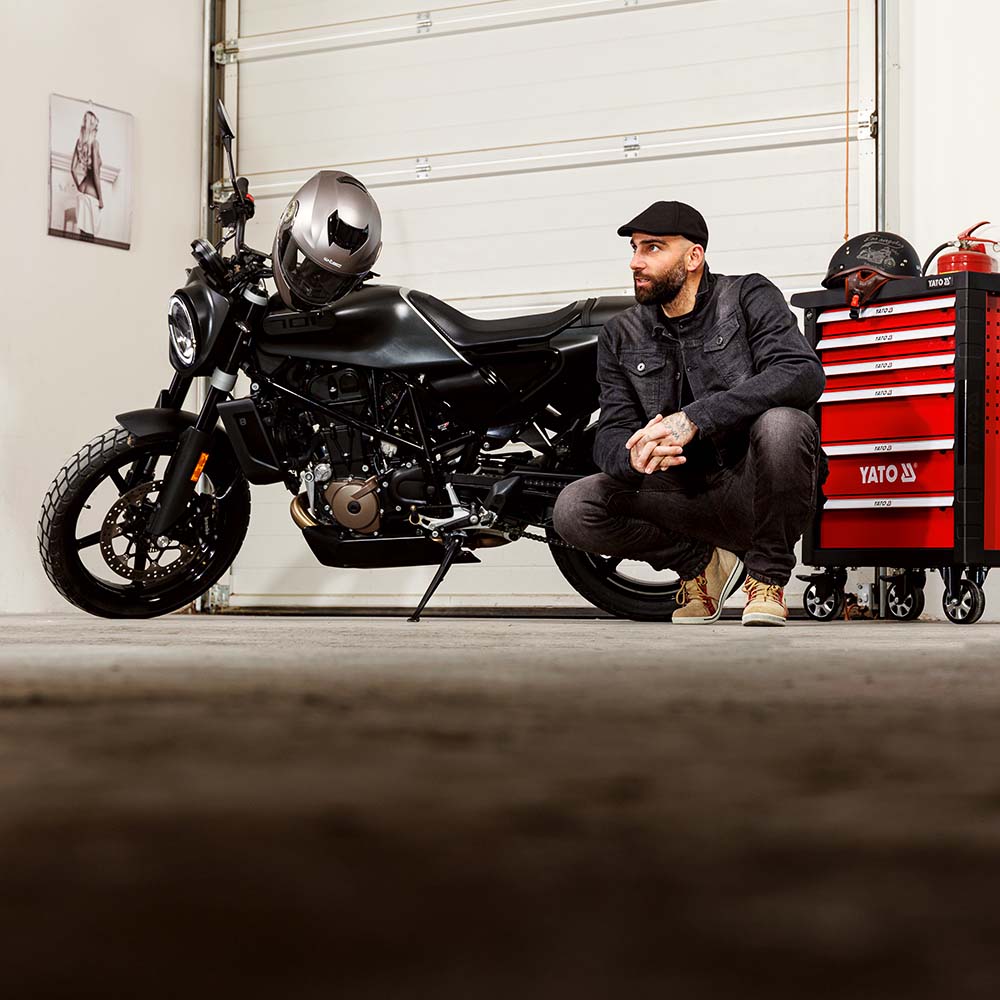 Pánská jeansová letní moto bunda W-TEC Lenny  černá  M.
A pro maximální ochranu bunda ještě disponuje vyztužením z kevlarového vlákna. Dupont™ Kevlar® vlákno je velmi pevné a chrání látku proti oděrům a prodření.
Bunda je vybavena dvěma kapsami na břiše, hrudními kapsami a vnitřní kapsou pro veškeré potřebné náležitosti.
Moto bunda W-TEC Lenny svým designem krásně podtrhne 