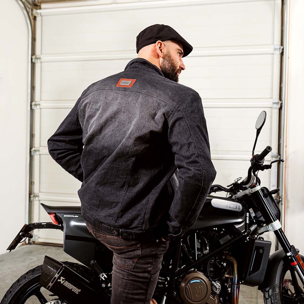 Pánská jeansová letní moto bunda W-TEC Lenny  černá  M.
A pro maximální ochranu bunda ještě disponuje vyztužením z kevlarového vlákna. Dupont™ Kevlar® vlákno je velmi pevné a chrání látku proti oděrům a prodření.
Bunda je vybavena dvěma kapsami na břiše, hrudními kapsami a vnitřní kapsou pro veškeré potřebné náležitosti.
Moto bunda W-TEC Lenny svým designem krásně podtrhne 