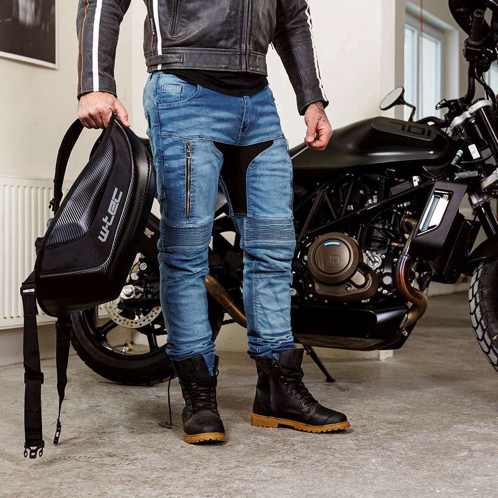 Pánské moto jeansy W-TEC Grandus EVO  modrá  36.

Velké množství kapes je možno využít jako praktický úložný prostor pro drobnosti.

Pánské moto jeansy W-TEC Grandus EVO jsou skvělou kombinací bezpečnosti, pohodlí a stylu.


	vysoký pas v bederní oblasti
	žebrované strečové panely v oblasti kolen
	elastický a prodyšný materiál v oblasti třísel
	uzavíratelné ventilační otvory na oblasti stehen
	vyjímatelné CE chrániče boků a kolen, úroveň ochrany 2
	kovové YKK zipy
	2 přední kapsy
	2 přední kapsičky na mince
	2 zadní kapsy
	krátký hrubý zip na propojení kalhot s bundou (kombinéza)
	poutka na pásek
	trendy obnošený vzhled
	dekorativní prošívání na zadních kapsách
	materiál: vnější: denim (96%), elastan (4%); vnitřní: aramidové vlákno na cca 60% povrchu
	lze prát v pračce
	ideální od jara do podzimu
	vhodné i pro horké letní dny
	po vyjmutí chráničů možnost běžného každodenního použití
	transportní vak s ramenními popruhy součástí balení
Velikostní tabulka (rozměry kalhot):


	
		
			 
			Obvod pasu (cm)
			Obvod boků (cm)
			Celková délka (cm)
			Délka od rozkroku (cm)
		
		
			30
			80
			94
			114
			90
		
		
			32
			84,5
			98
			115
			90,5
		
		
			34
			89
			102
			117
			91
		
		
			36
			93,5
			106
			118
			92
		
		
			38
			98
			110
			119
			93
		
		
			40
			102,5
			114
			110
			94
		
		
			42
			107
			118
			121
			95
		
		
			44
			111,5
			122
			123,5
			96