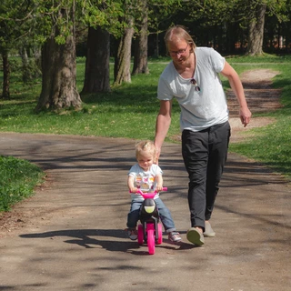 Das Kinderlaufrad Enduro Mini - schwarz-rosa