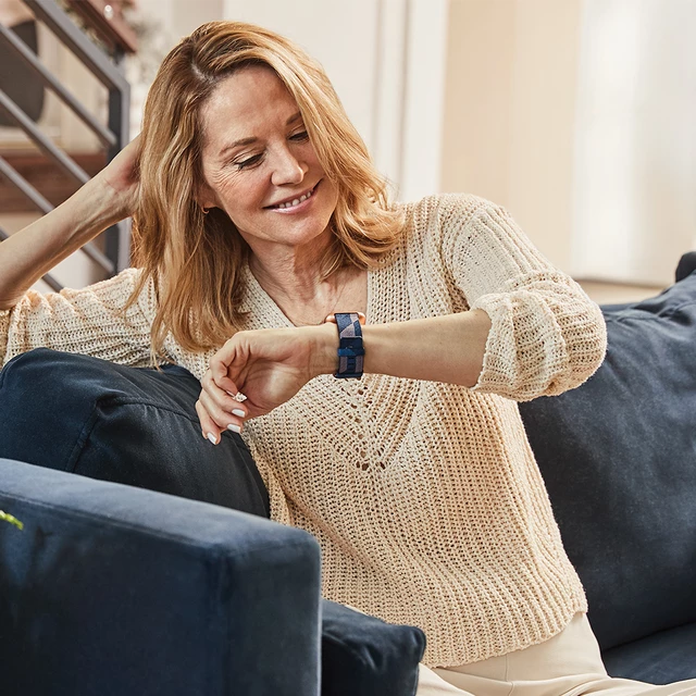 Chytré hodinky Fitbit Versa 2 Special Edition Navy & Pink Woven
