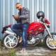 Męskie stylowe buty motocyklowe W-TEC SmokinJoe - beżowy z czerwonym paskiem